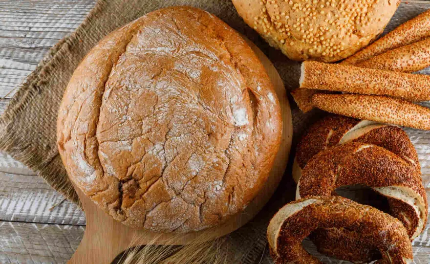Ile kalorii ma bułka pszenna? Sprawdź wartości odżywcze i IG