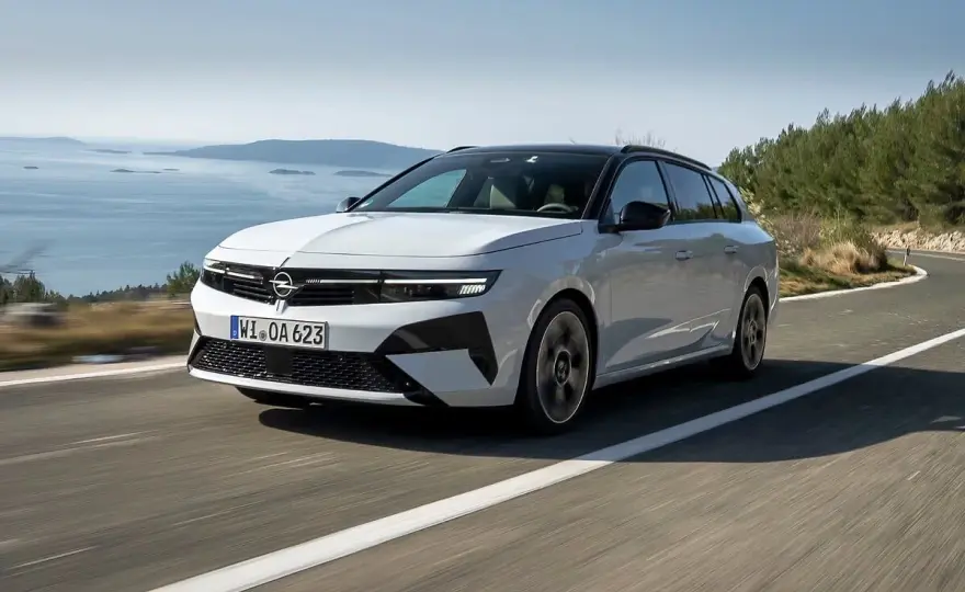 Opel Astra Hybrid - Czy to rozsądny wybór bez kabla?