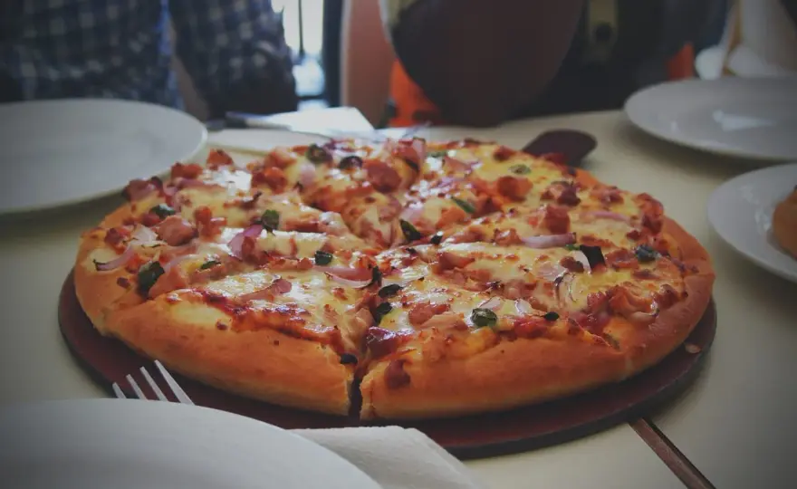 Koniec z gumową pizzą - jak odgrzać ją idealnie chrupiącą?