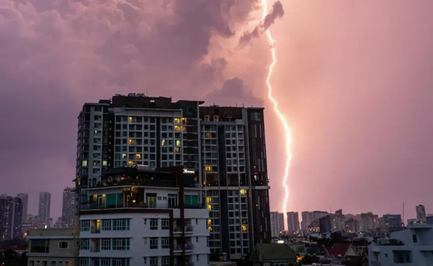 Czy burza w bloku jest groźna? Piorunochrony i ochrona sprzętu