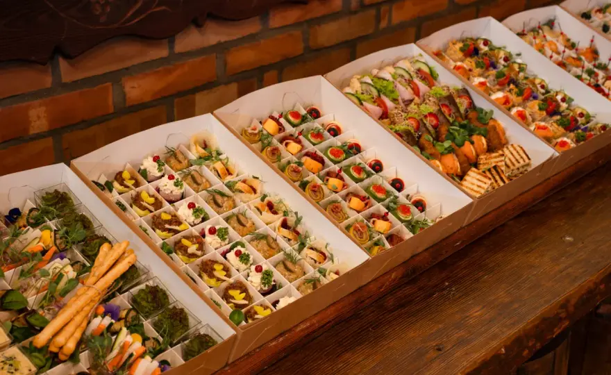 Catering do domu: Jak zorganizować idealne przyjęcie bez stresu?