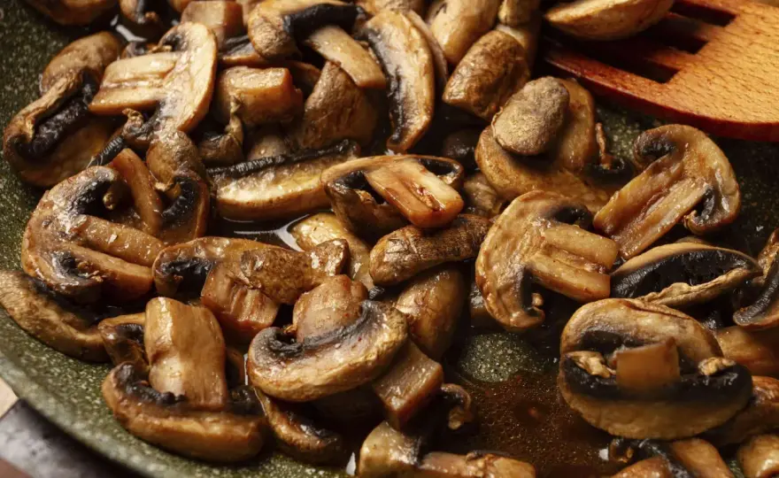 Champignons richtig braten - So werden sie knusprig statt wässrig
