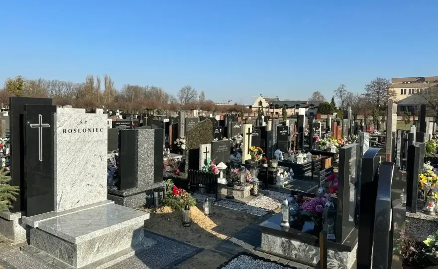 Ile kosztuje pochówek na cmentarzu komunalnym? Sprawdź, jak uniknąć wysokich opłat