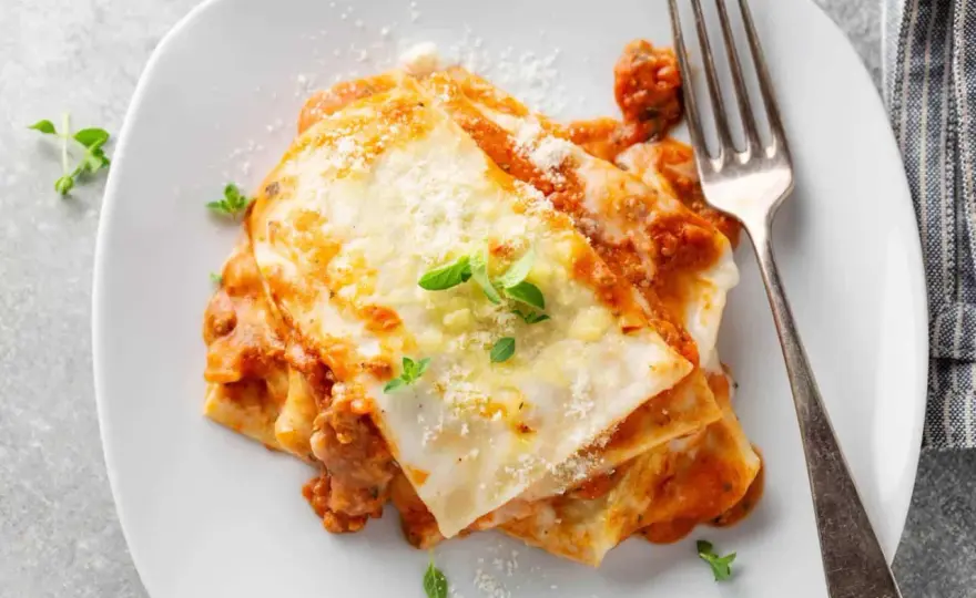 Vino per lasagne - la guida definitiva per l'abbinamento perfetto