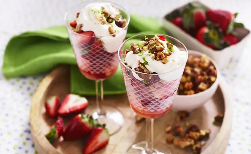 Marinerade jordgubbar som lyfter sommarens desserter