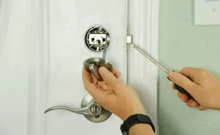 Ouvrir une porte de chambre bloquée - Guide complet