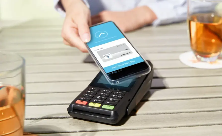 Mit dem Smartphone bezahlen - so klappt es an der Kasse