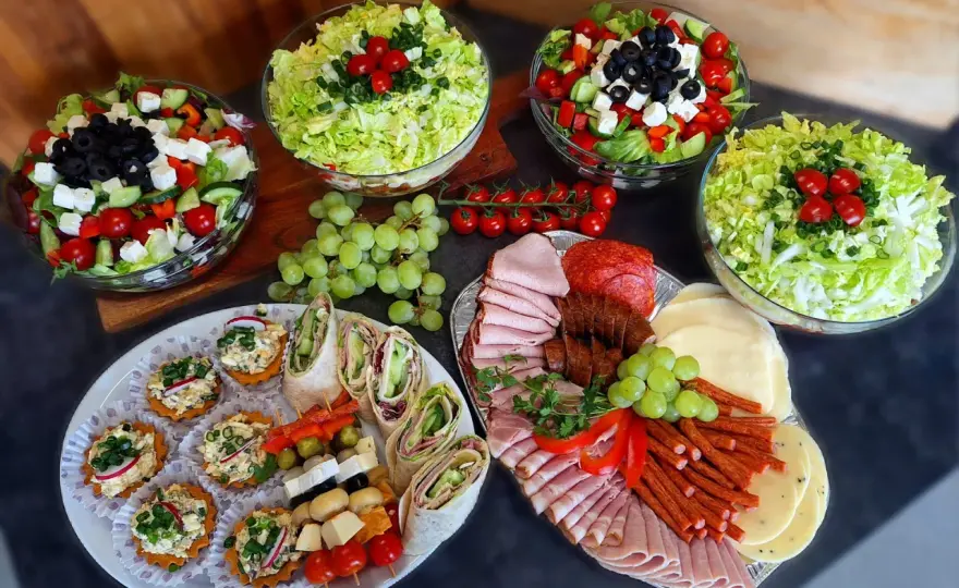 Ile kosztuje catering na imprezę? Poznaj ceny i oszczędzaj na przyjęciu