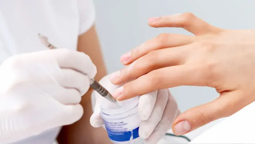 Dlaczego manicure tytanowy odpada? 5 przyczyn i rozwiązania