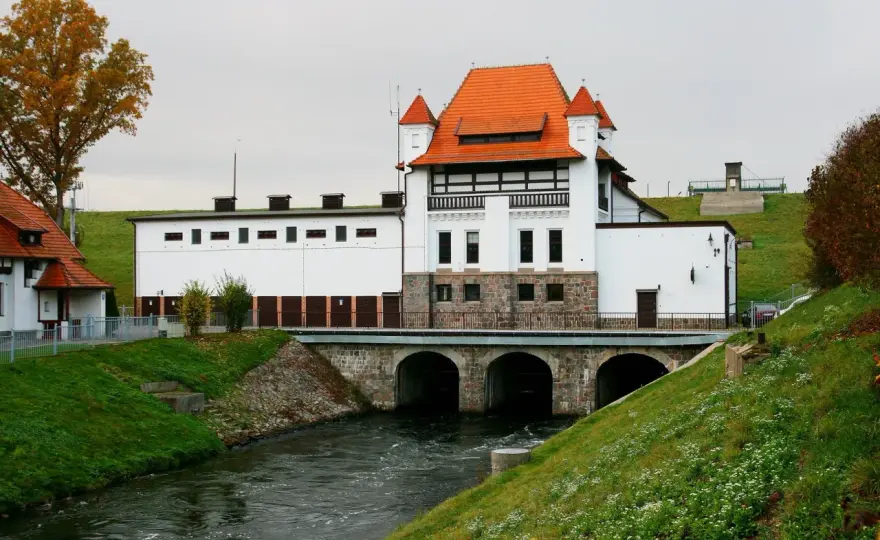 Elektrownia wodna w Straszynie - zameczek wodny i historia