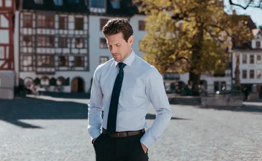 Krawatte zum dunkelblauen Hemd - So gelingt der perfekte Look
