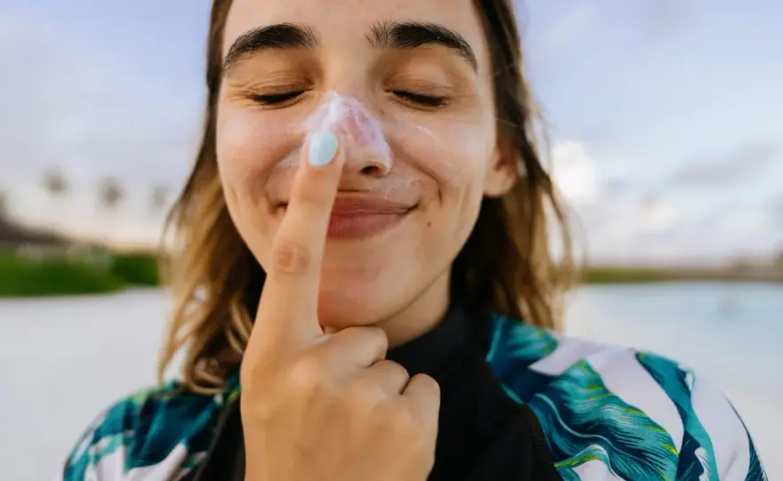 Protector solar con color: logra una piel radiante y protegida