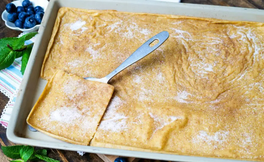 Süßer Ofenpfannkuchen vom Blech - Fluffig backen ohne Wenden