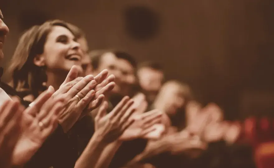 Jak się ubrać do teatru na kabaret, by czuć się komfortowo i stylowo