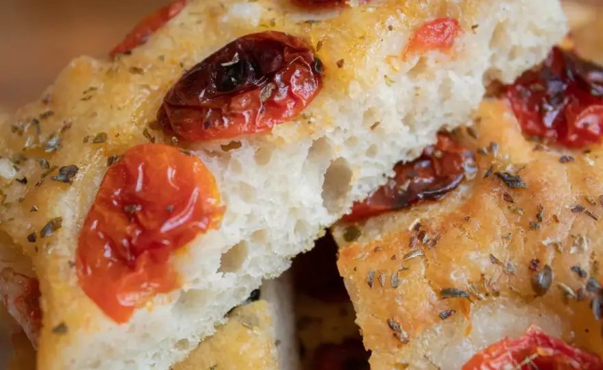 Włoska focaccia - Jak zrobić idealnie puszyste ciasto bez błędów?