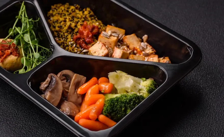 Catering dietetyczny: Co to? Czy dieta pudełkowa jest dla Ciebie?