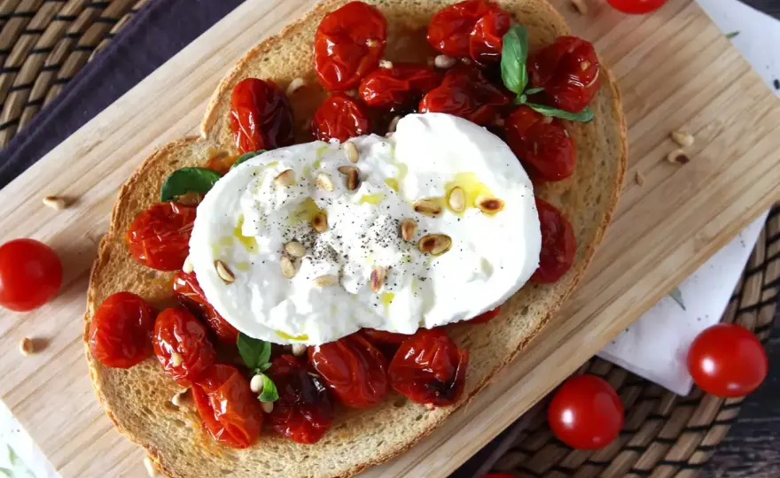 Bruschetta z burratą - idealny przepis na każdą okazję