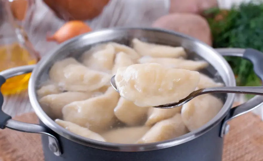 Pierogi po ugotowaniu: płukać czy nie? Poznaj sekret idealnych!