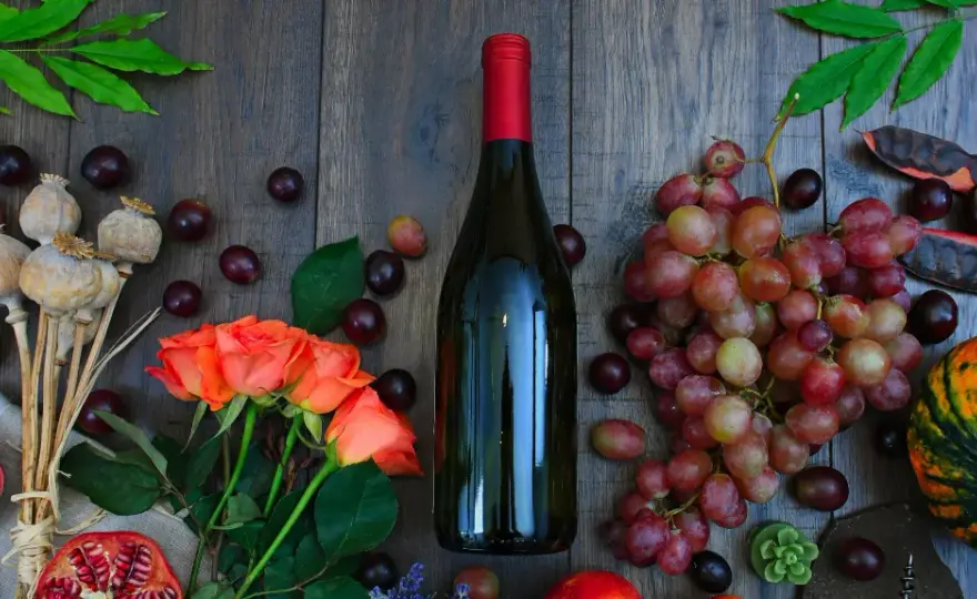 Wino wegańskie czym się różni od tradycyjnego? Odkryj sekrety produkcji