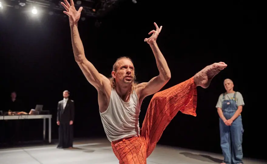Kameralny teatr - Dlaczego bliskość aktora zmienia odbiór spektaklu?