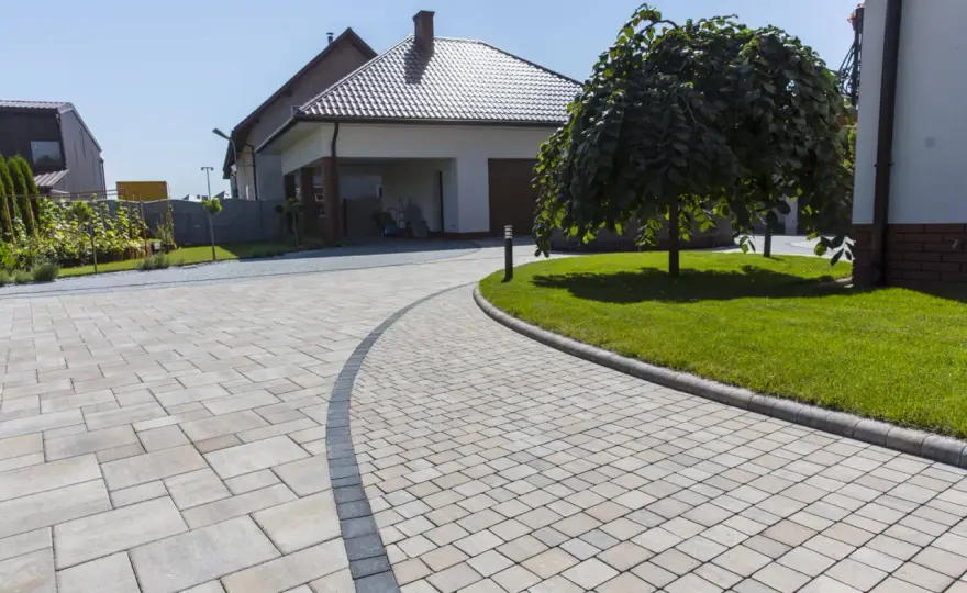 Kostka brukowa przed domem - Jak wybrać trwały układ i uniknąć błędów?