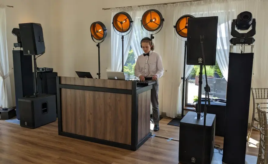 Muzyka na wesele - DJ czy zespół? Jak rozkręcić parkiet?