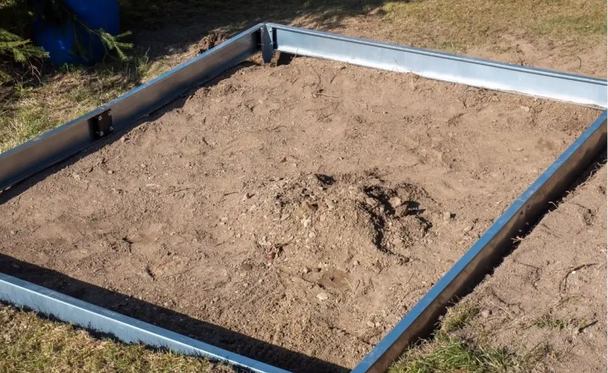 Fundament pod szklarnię: Jak wybrać i zbudować solidną podstawę?