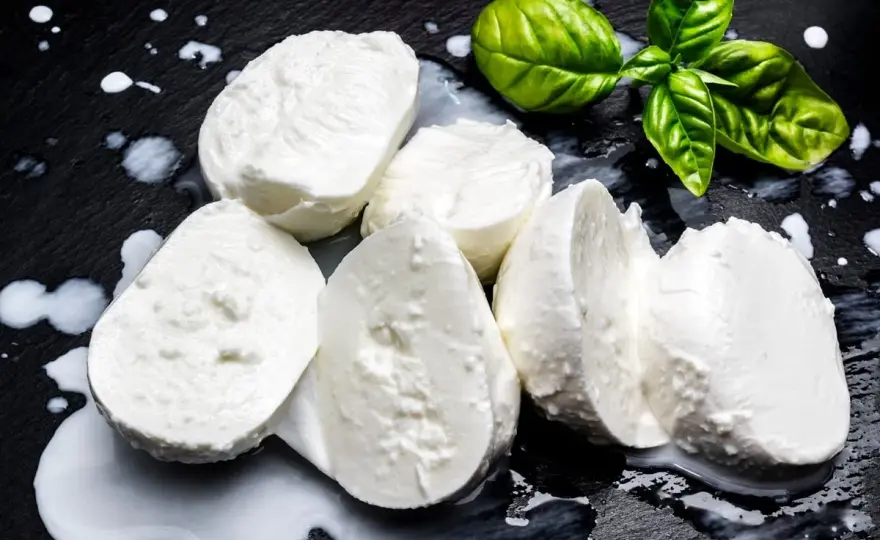 Mozzarella: Ile kalorii? Sprawdź fakty i porady dietetyczne