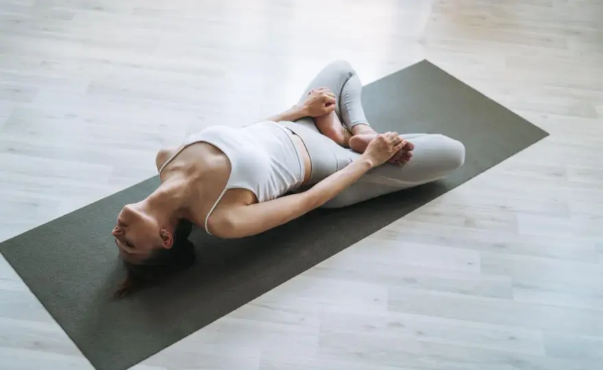 Supta Baddha Konasana - pozycja, która otwiera biodra i uspokaja