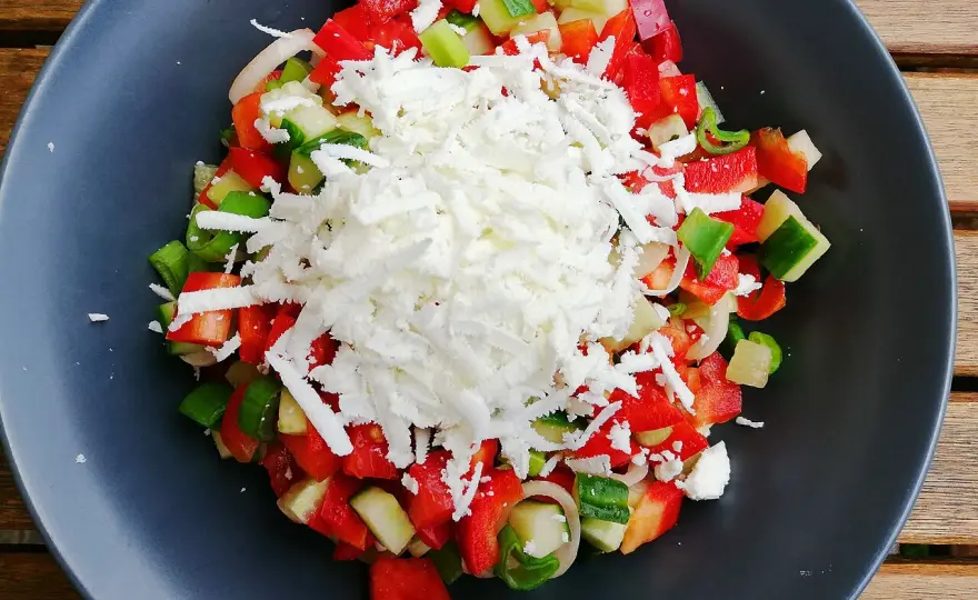 Sopska salata - Gör den perfekt hemma (svenska osttips!)