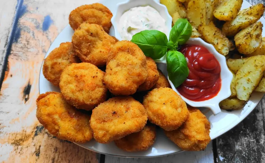 Domowe nuggetsy z kurczaka - chrupiące i soczyste