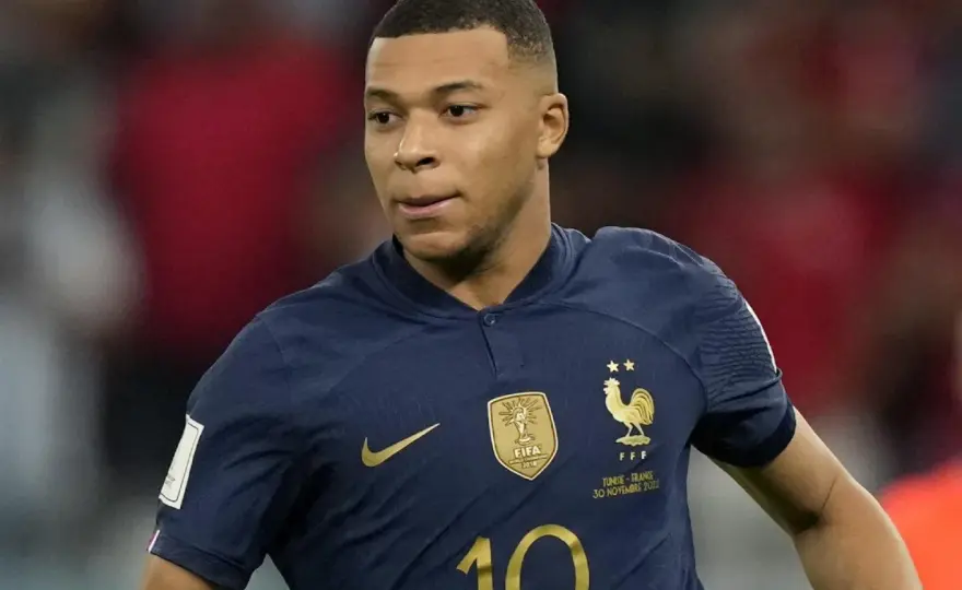 Ile Mbappé zarabia tygodniowo? Rozkładamy jego fortunę na czynniki pierwsze