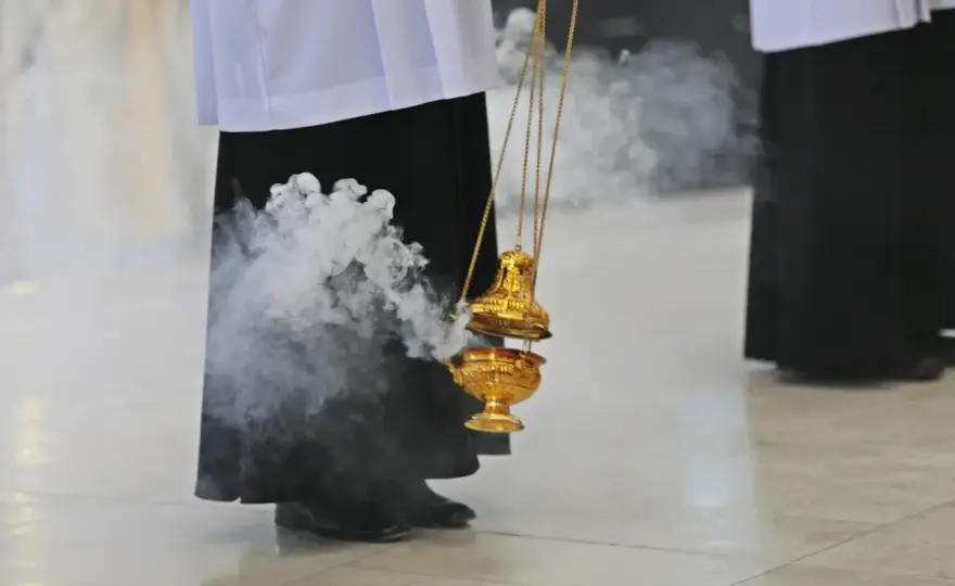 Co oznacza kadzidło w kościele? Symbolika i duchowe znaczenie w liturgii