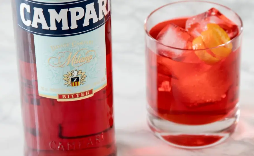 Campari - co to jest i jak je pić? Poznaj smak włoskiego bittera