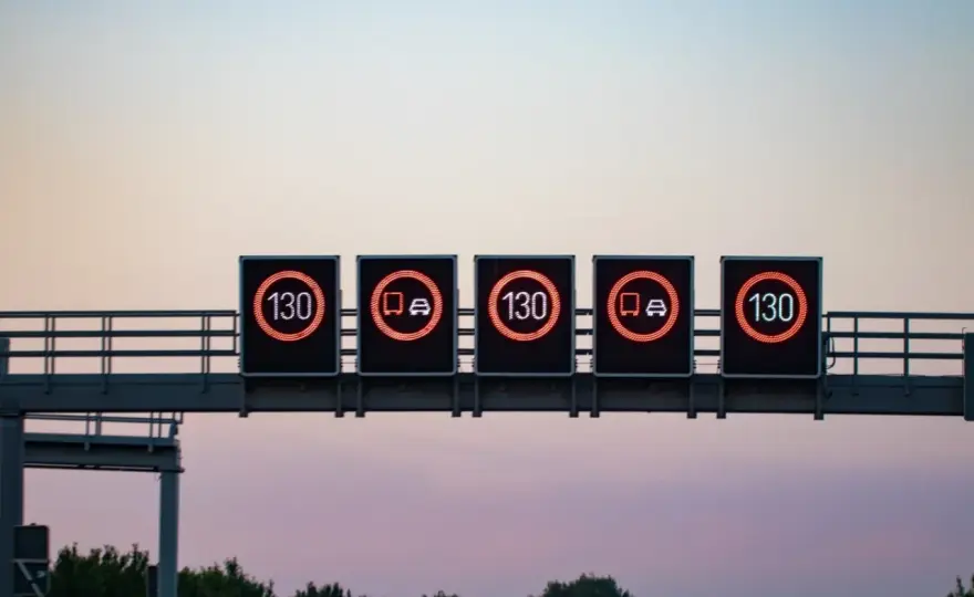 Co odwołuje limit prędkości? Obal mity, jeźdź pewnie!