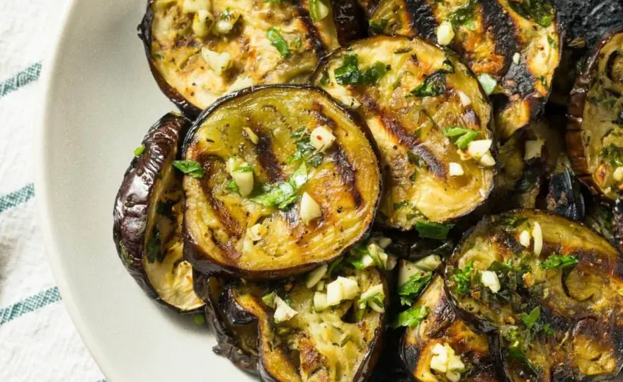 Aubergines grillées au four, fondantes et bien dorées