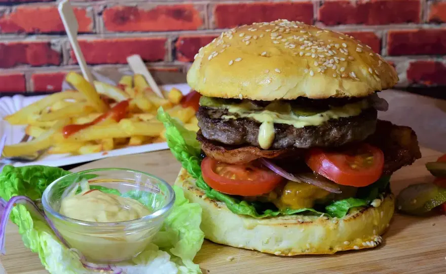 Ile kalorii ma burger wołowy z frytkami? Zaskakujące liczby!
