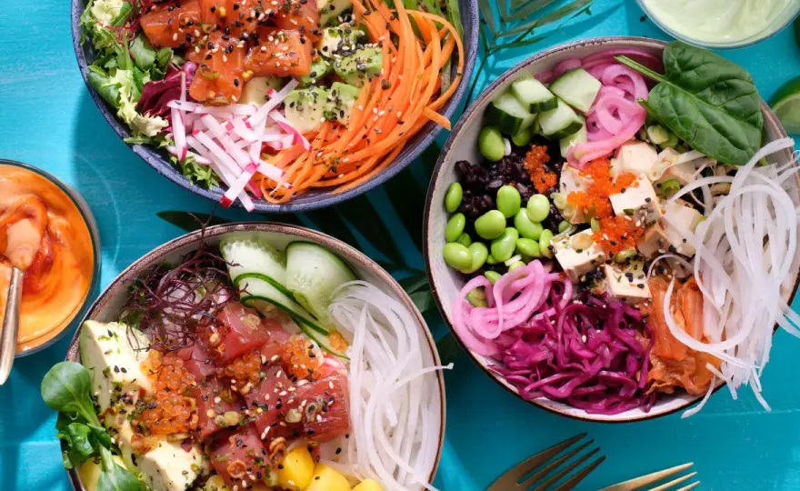 Poke bowl med lax eller tonfisk - så får du rätt balans