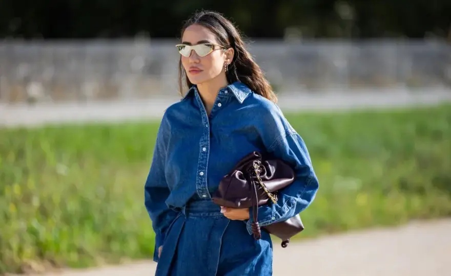 Stylizacje z jeansami paper bag, które podkreślą Twój styl i osobowość