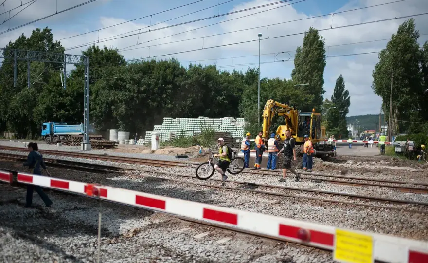 Dróżnik przejazdowy - co robi i dlaczego wciąż jest ważny?