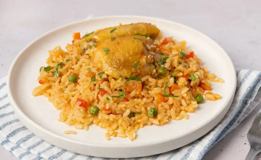Arroz con pollo casero para cuatro, fácil y sabroso