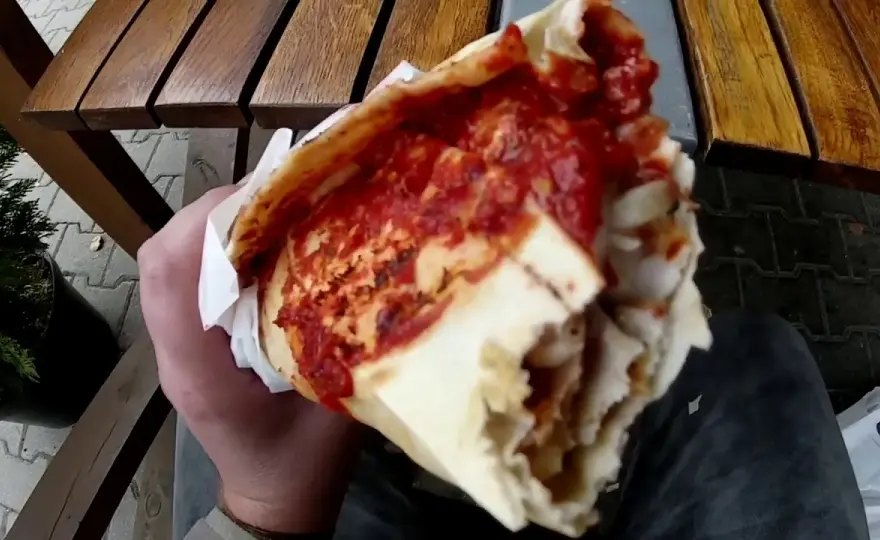 Kebab Kryspinów z jakim sosem? Odkryj najlepsze połączenia smakowe