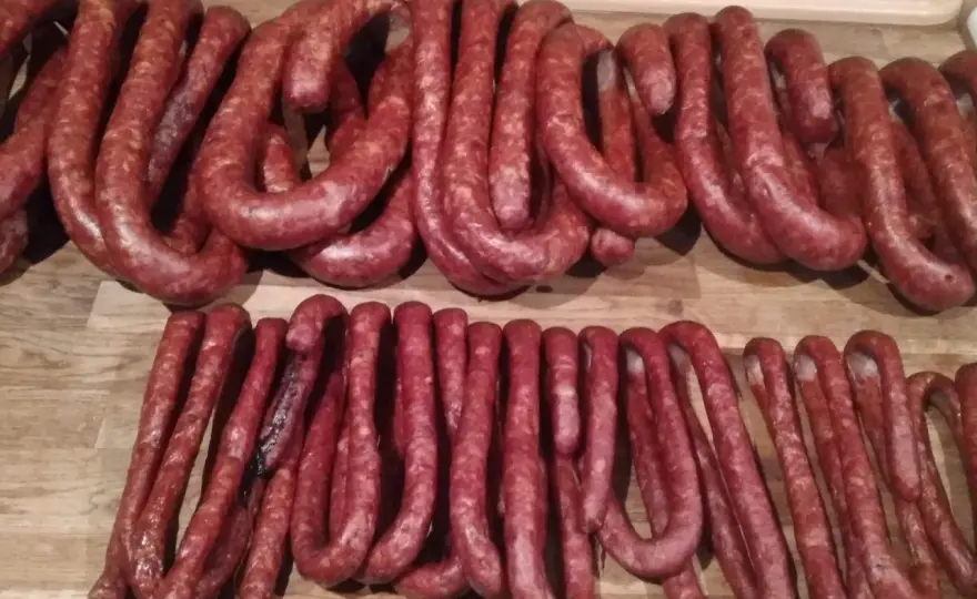 Domowa kiełbasa wiejska - sprawdzony sposób krok po kroku