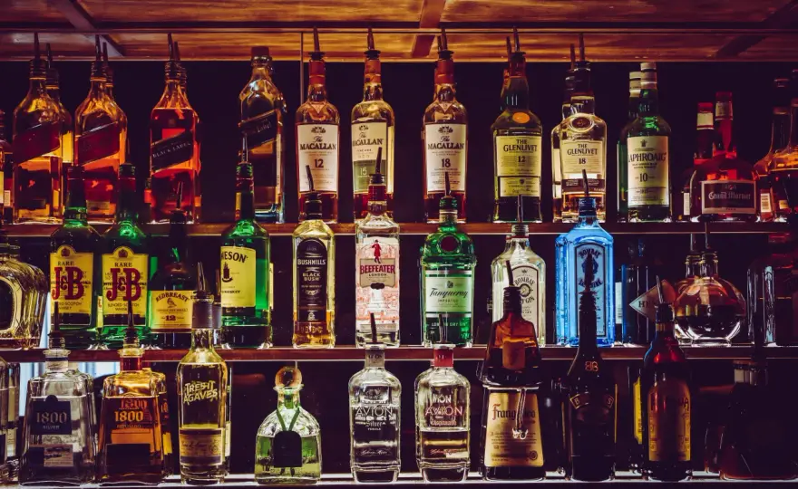 Jak dodać wodę do whisky? Odkryj pełnię smaku!
