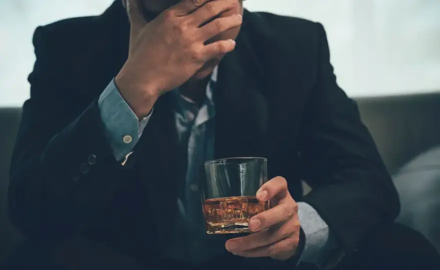 Renta alkoholowa - czy uzależnienie daje prawo do świadczenia ZUS?