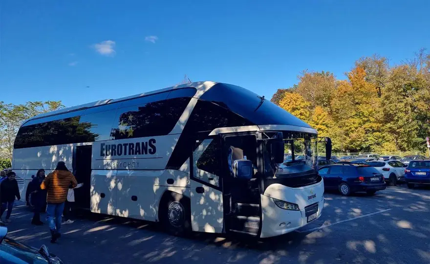 Autobus czy autokar? Poznaj kluczowe różnice i wybierz mądrze