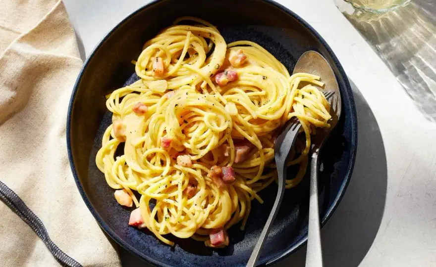 Kremowe spaghetti carbonara: idealny przepis na pyszny obiad