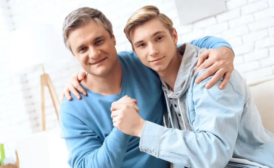 Jak rozmawiać z synem o dziewczynie: 9 kluczowych porad dla rodziców