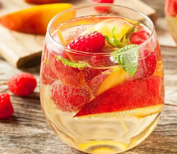 Najlepsze drinki z wina, które zachwycą Twoje podniebienie