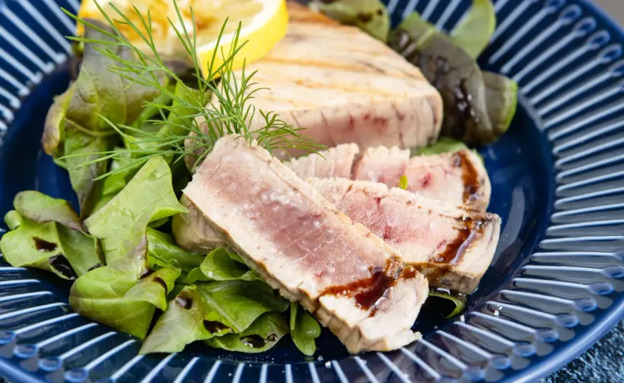Thunfischsteak braten: So wird es saftig & perfekt!